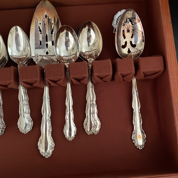 Holmes and Edwards inlaid silver plated flatware with wooden box - Picture 3 of 6